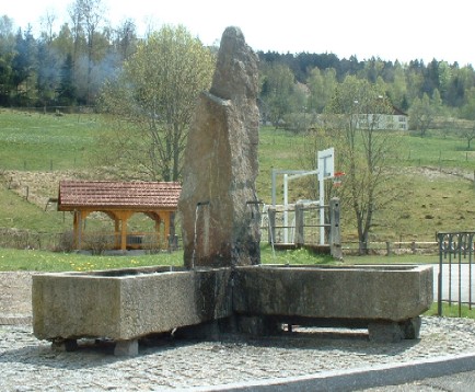 la fontaine de la mairie-cole de Sapois